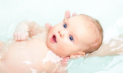 Koupání miminek, proč to nepřehánět a jak děťátko šetrně umývat 